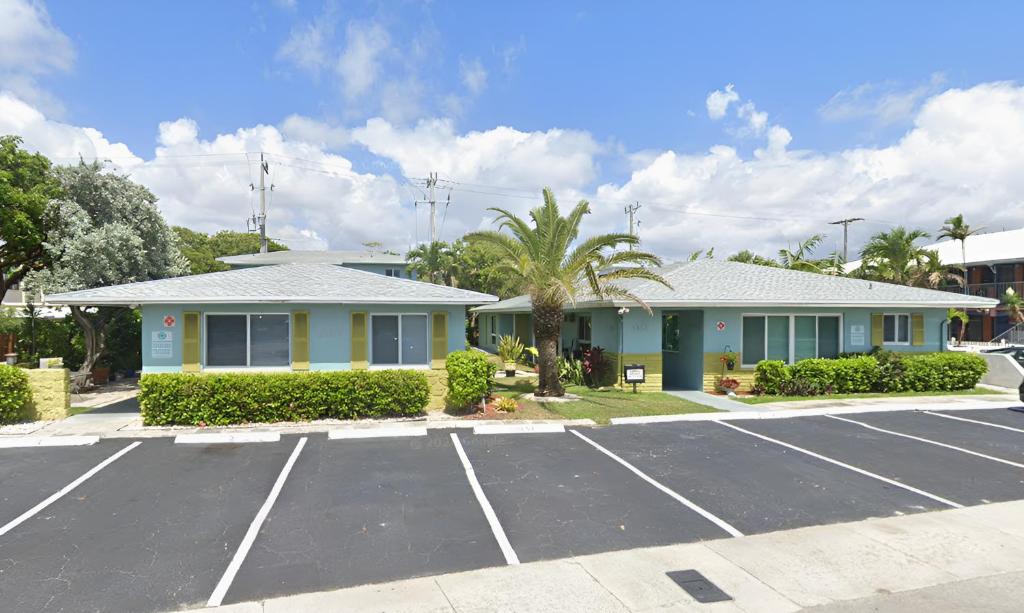 2 min walk to beach with free parking at Lauderdale 21-3