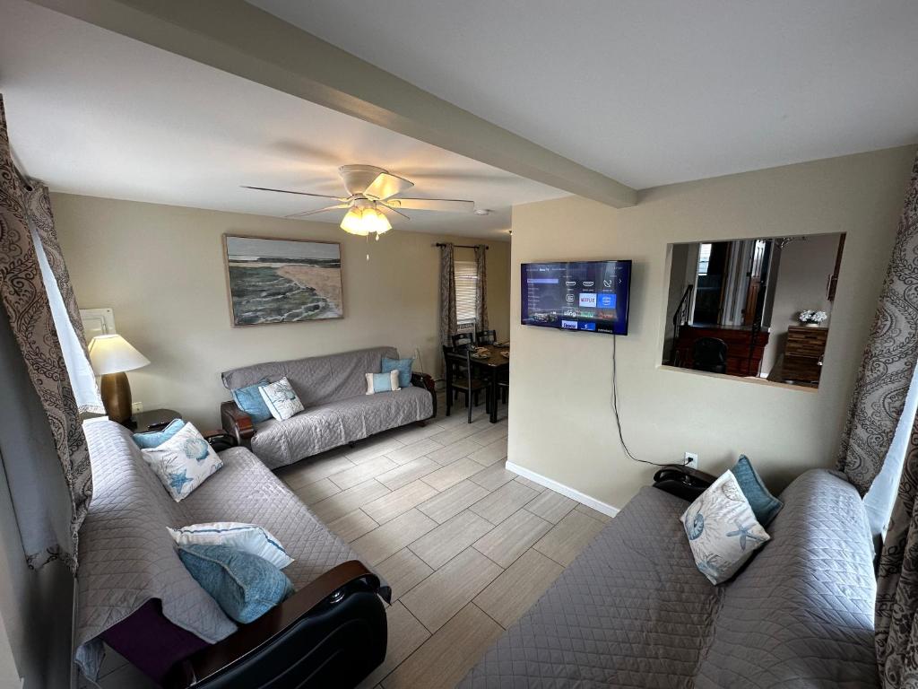 Newly Renovated 2 Bedroom House image