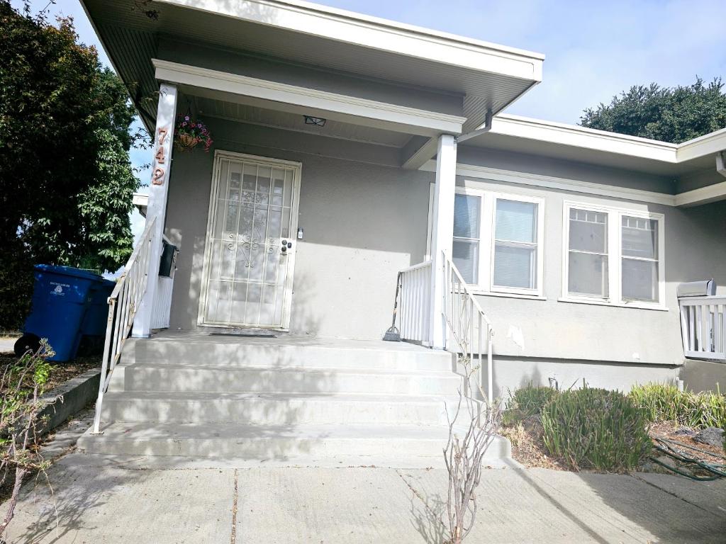 Cozy Craftman Cottage in Quiet Historic Vallejo Neighborhood image