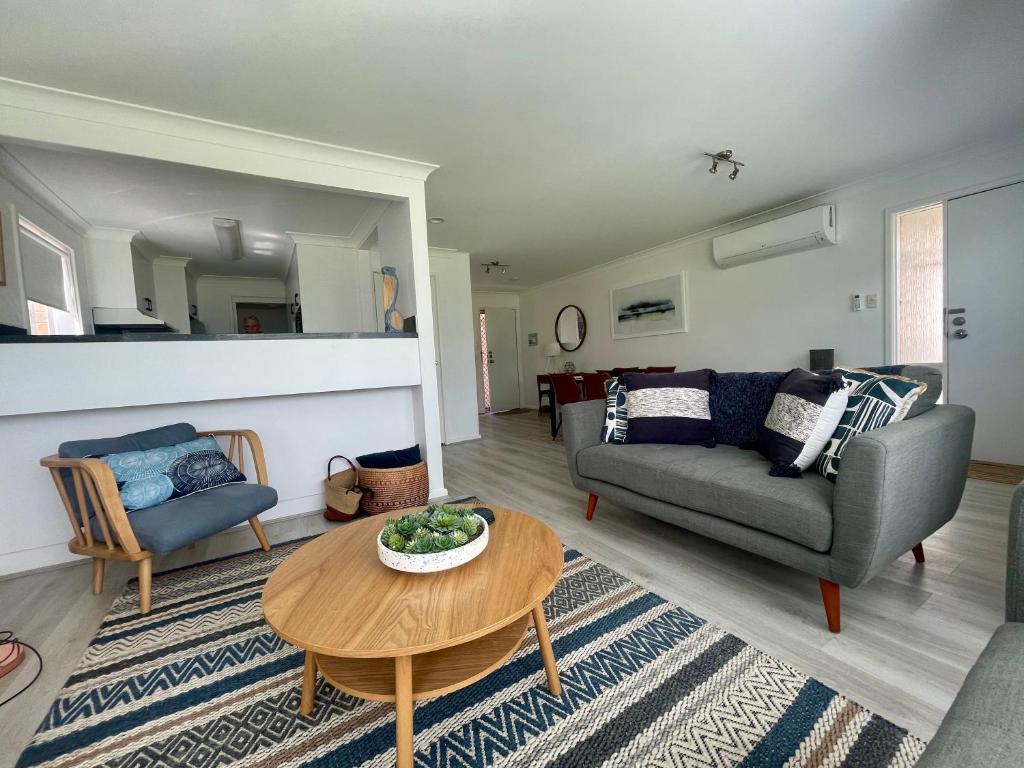 Sunset Beach House 100mtrs to the Beach 3 Bedroom photo 4