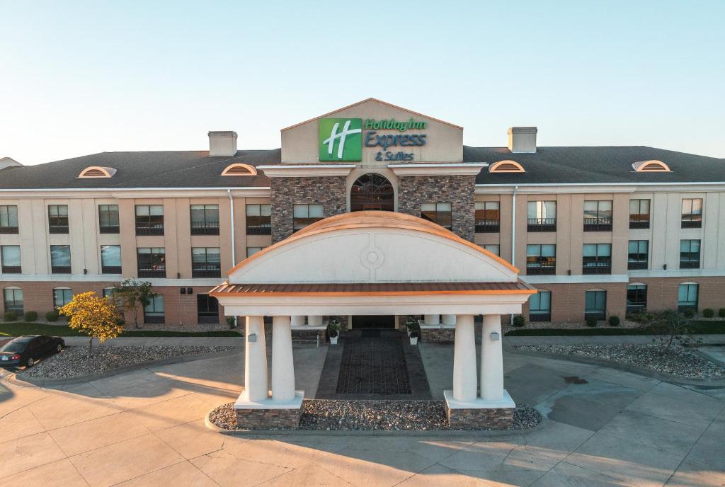 Holiday Inn Express Hotel & Suites St. Robert, an IHG Hotel image
