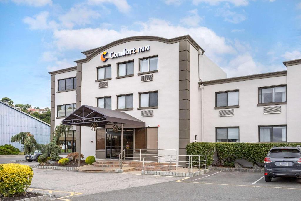 Comfort Inn Edgewater on Hudson River image