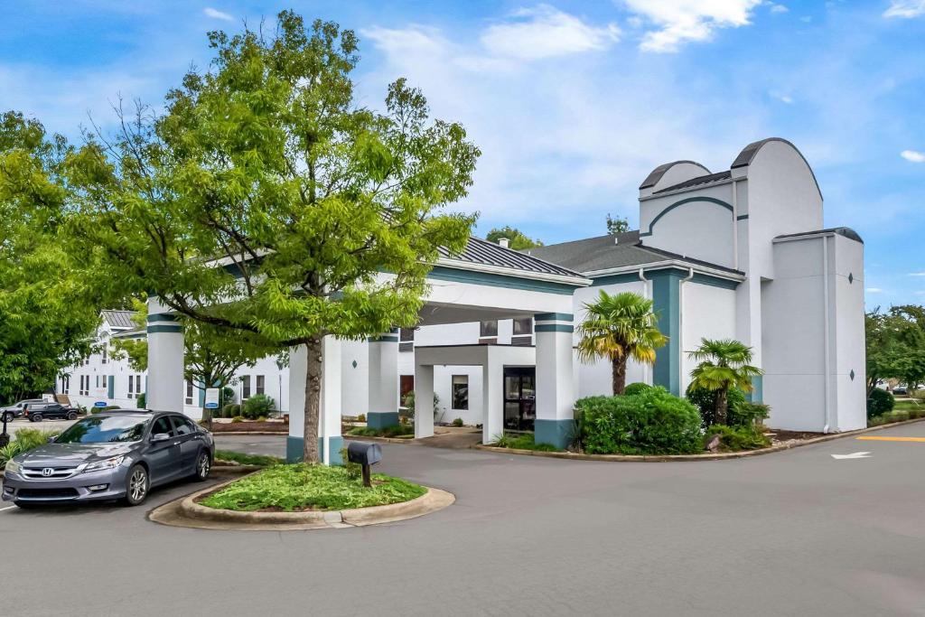 Clarion Pointe Apex – Holly Springs image