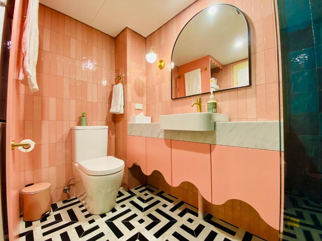 Manly Vibes - fabulous design with gym, sauna, streaming, right opposite wharf & beach