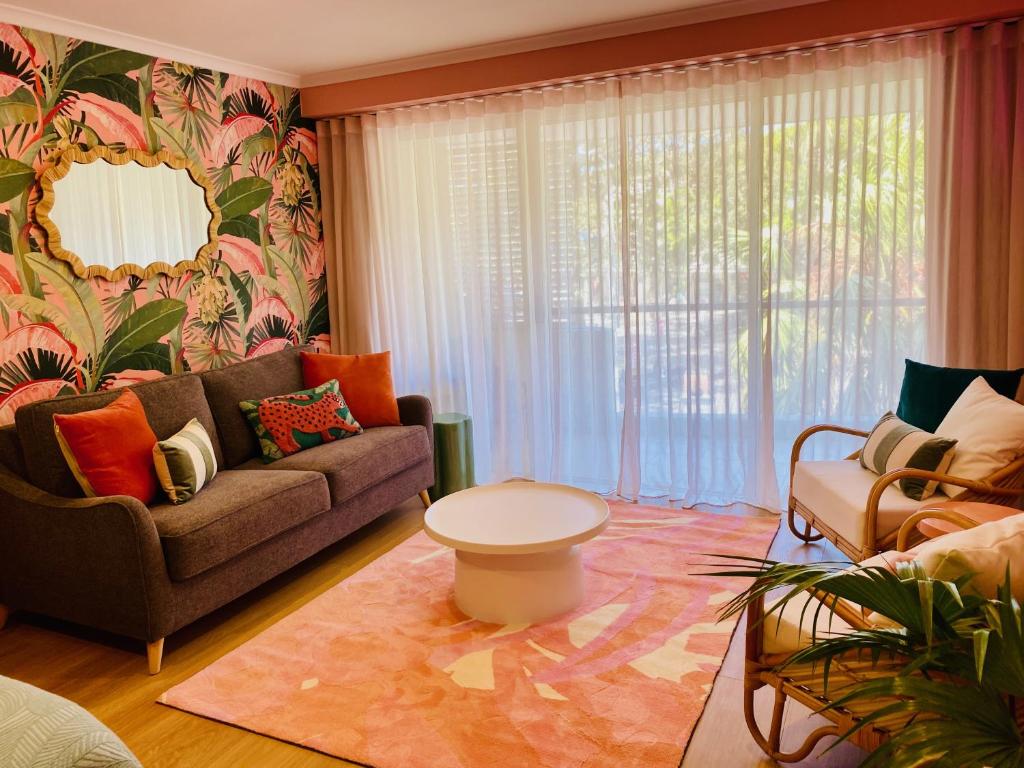 Manly Vibes - fabulous design with gym, sauna, streaming, right opposite wharf & beach photo 3