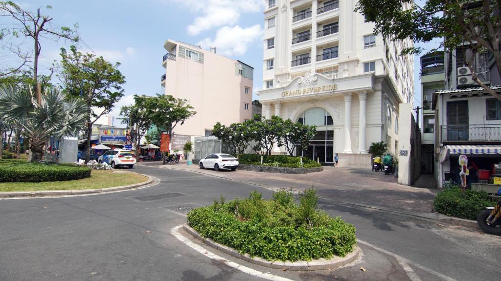 DOJI HOMES at Grand Riverside- FREE POOL