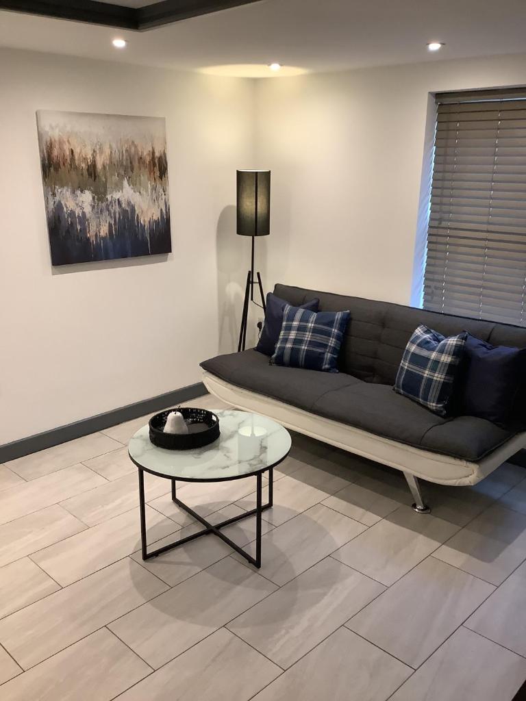 Second floor Contemporary 2 Bedroom Apartment Bicester With Air - Conditioning - Tap to explore photos
