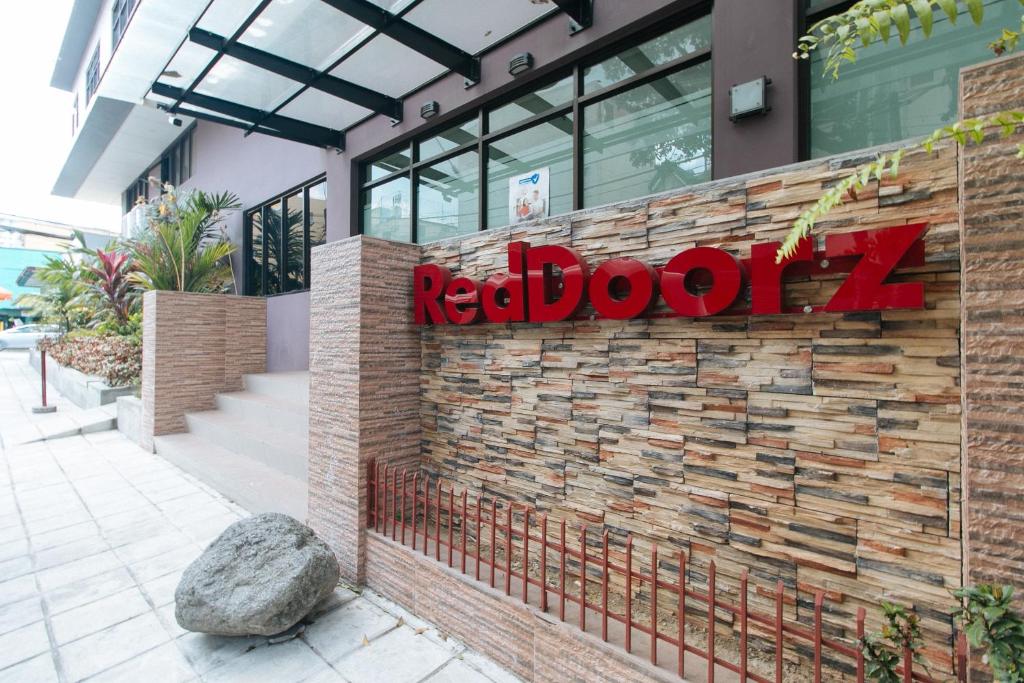 RedDoorz Plus at Evangelista Street Makati, Metro Manila
