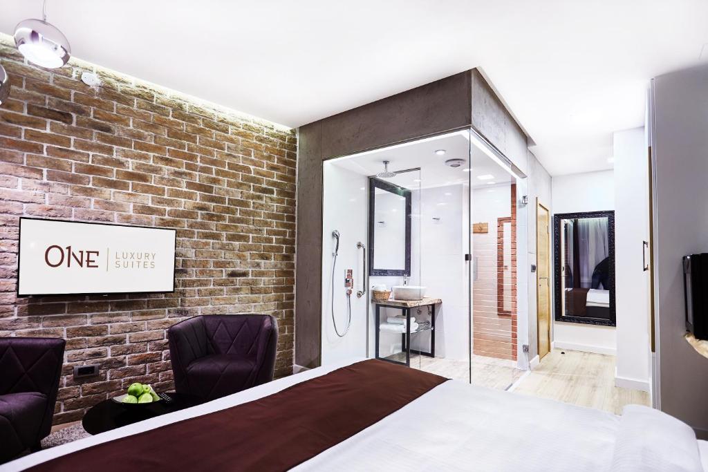 Двухместный (Двухместный номер Делюкс с 1 кроватью), One Luxury Suites