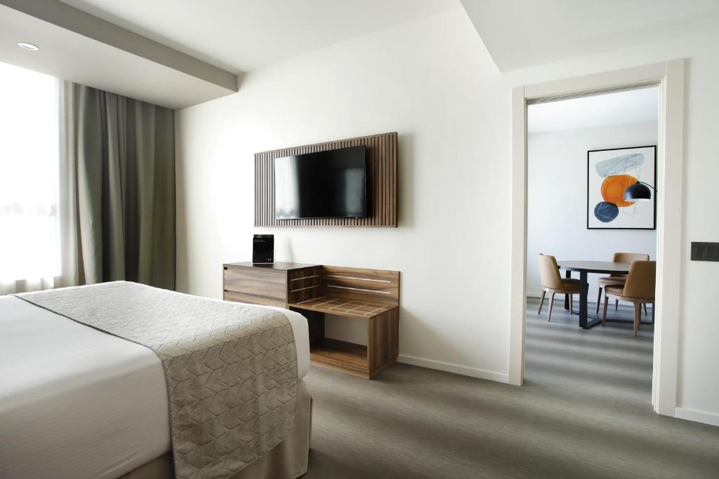 Hotel Riu Plaza Chicago - Tap to explore photos