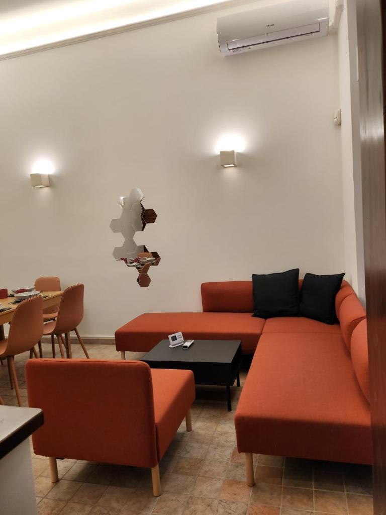 T8 "The Crimson Suite" Apartment with 2 bathrooms - Tap to explore photos