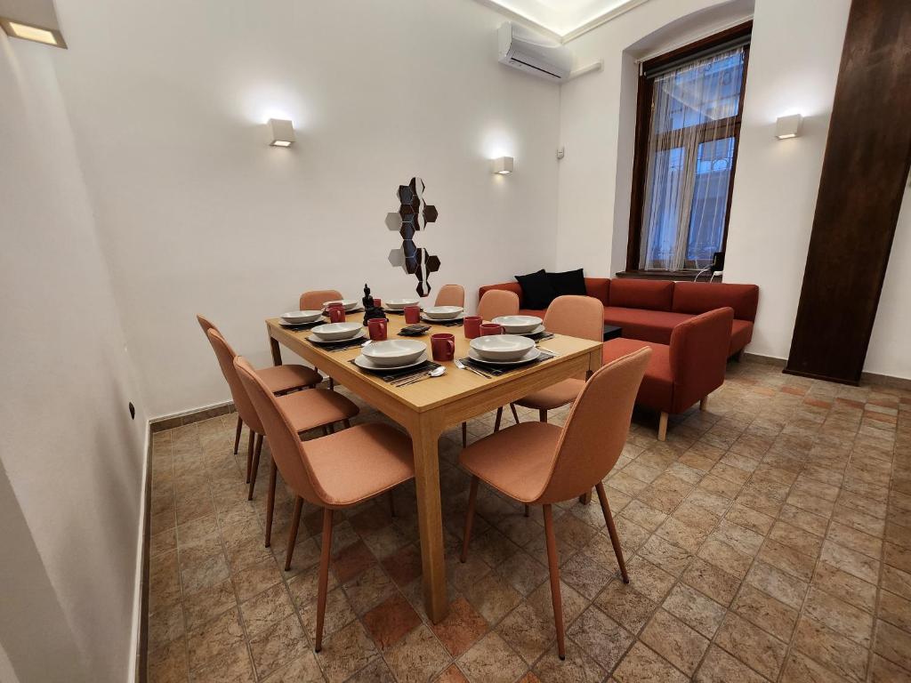T8 "The Crimson Suite" Apartment with 2 bathrooms - Tap to explore photos