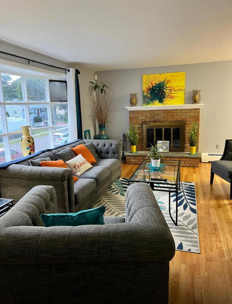 Beautiful 3 - 4 Bedroom Home Fully Furnished Including Utilities Close to I95 & Train image