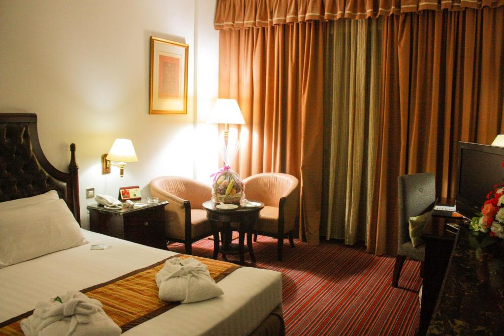 Одноместный (Большой одноместный номер (для 1 взрослого и 2 детей)), Отель Mayfair Hotel
