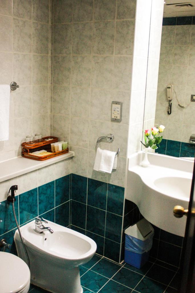 Трехместный (Трехместный номер (для 2 взрослых и 1 ребенка)), Отель Mayfair Hotel