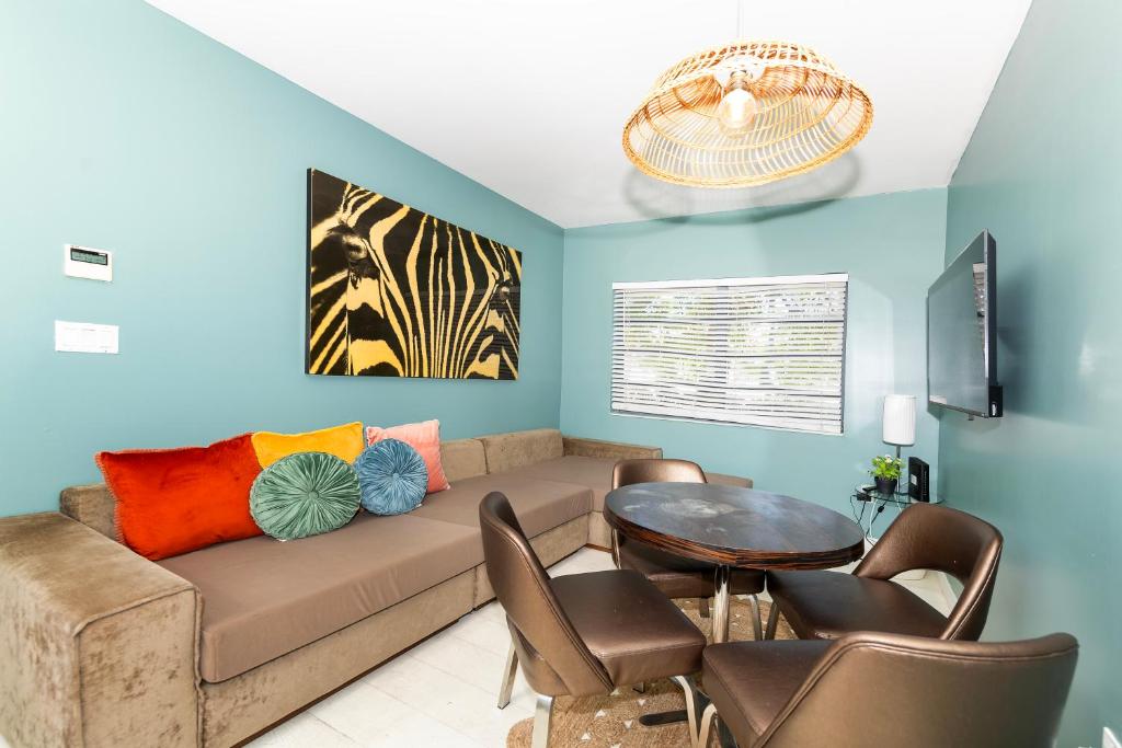 Sunny Days Apartments image