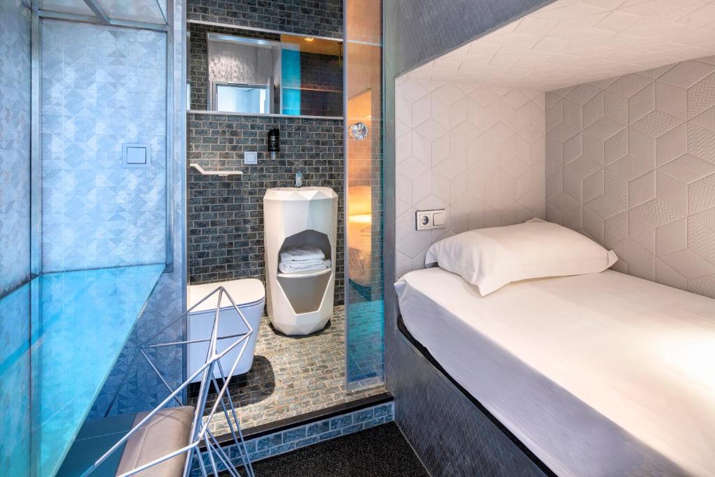 Diamond Capsule Hotel Amsterdam South - Tap to explore photos
