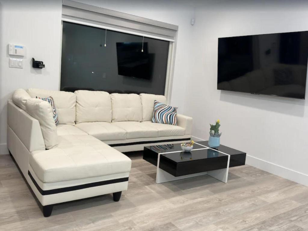 Modern Furnished 2BR 2BA Oakland with Private Parking, Smart Lock & AC - Tap to explore photos