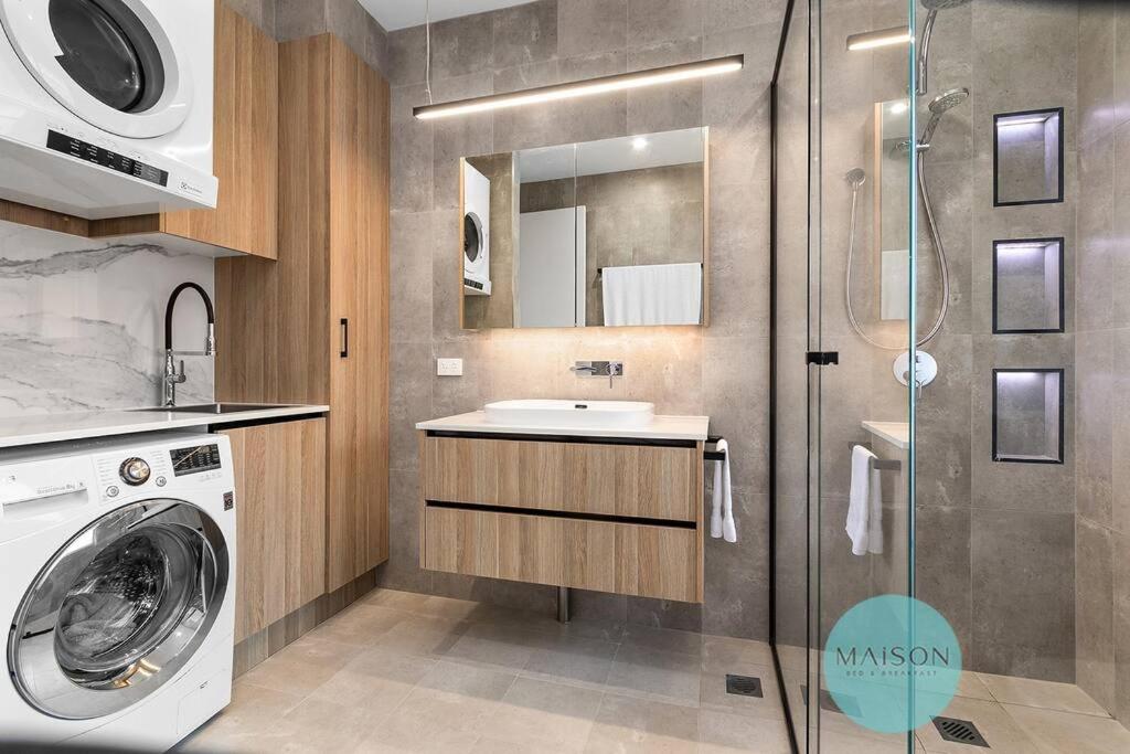 Stylish Sophistication with Leafy Newcastle Views! photo 2