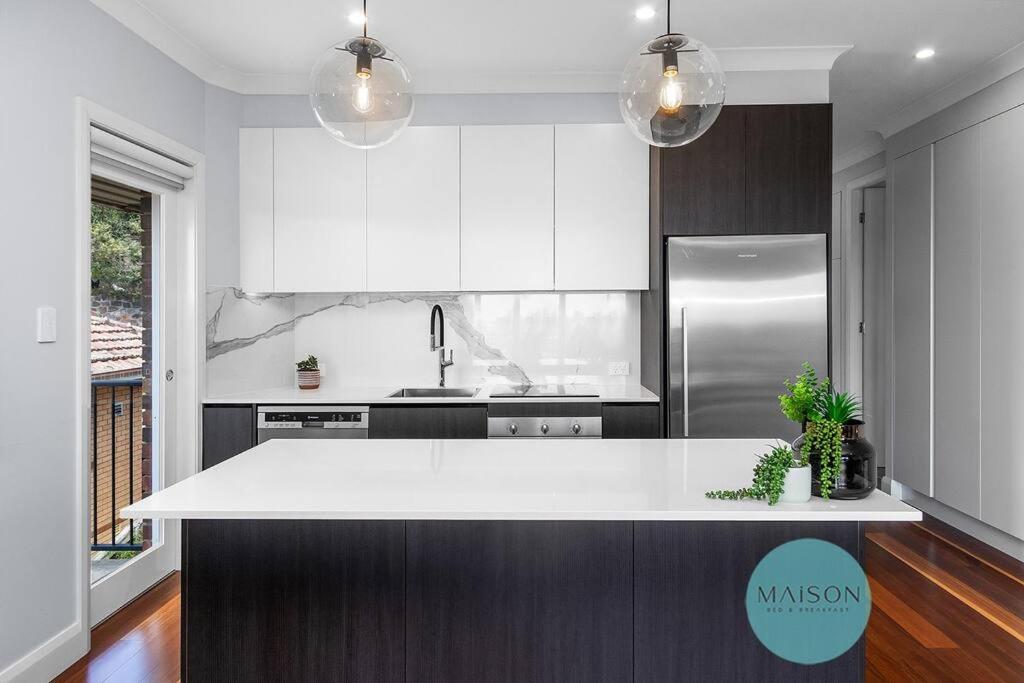 Stylish Sophistication with Leafy Newcastle Views! photo 4