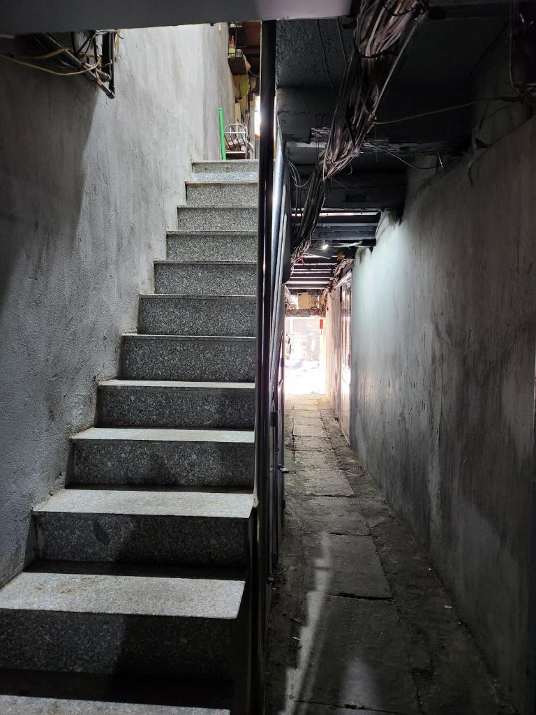 Balcony Street VIEW apartment/ Hanoi OLD Quarter/ Netflix