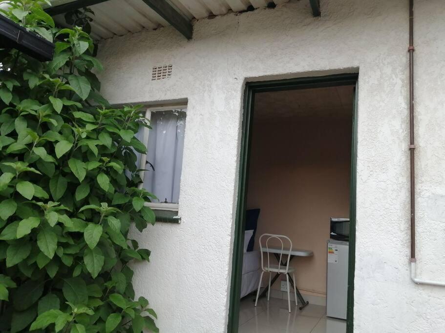 Cute and compact studio - Tap to explore photos