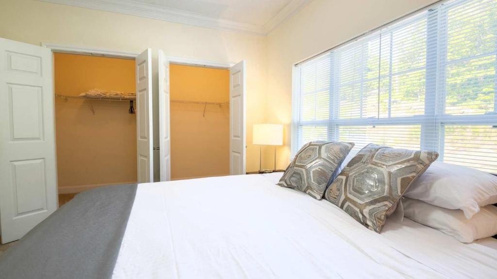 Spacious Apt with Pool - ABH-2822 image