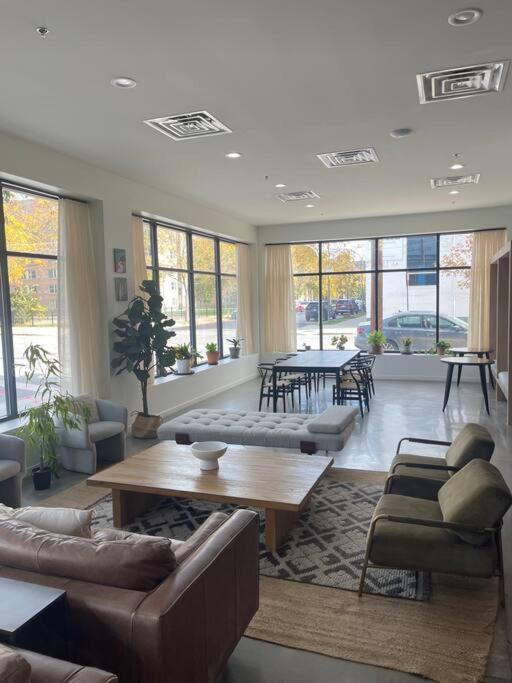 Flexible Room Choices & Modern Amenities ! image