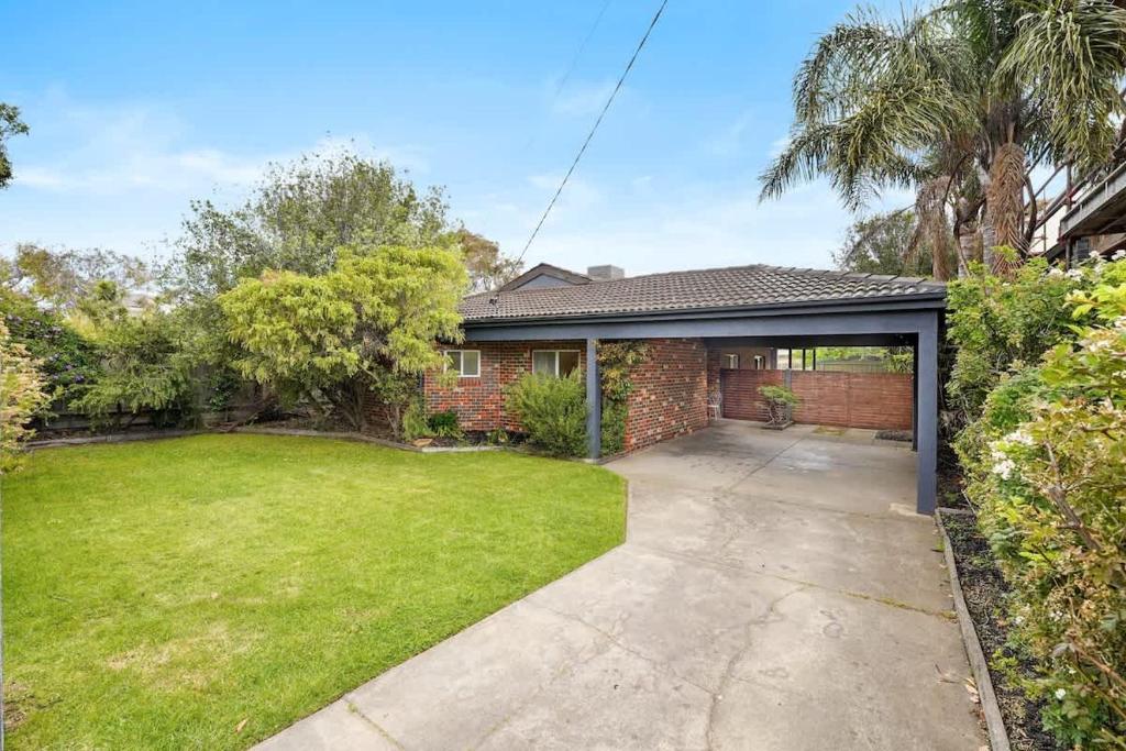 Magnificent Beachside Living at Heart of Mornington
