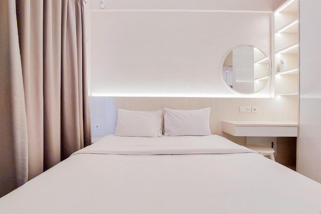 Comfy Designed and Modern Studio at Sky House BSD Apartment By Travelio
