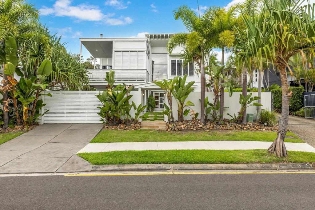 Stunning Alex Heads Beach House - Pet friendly photo 2