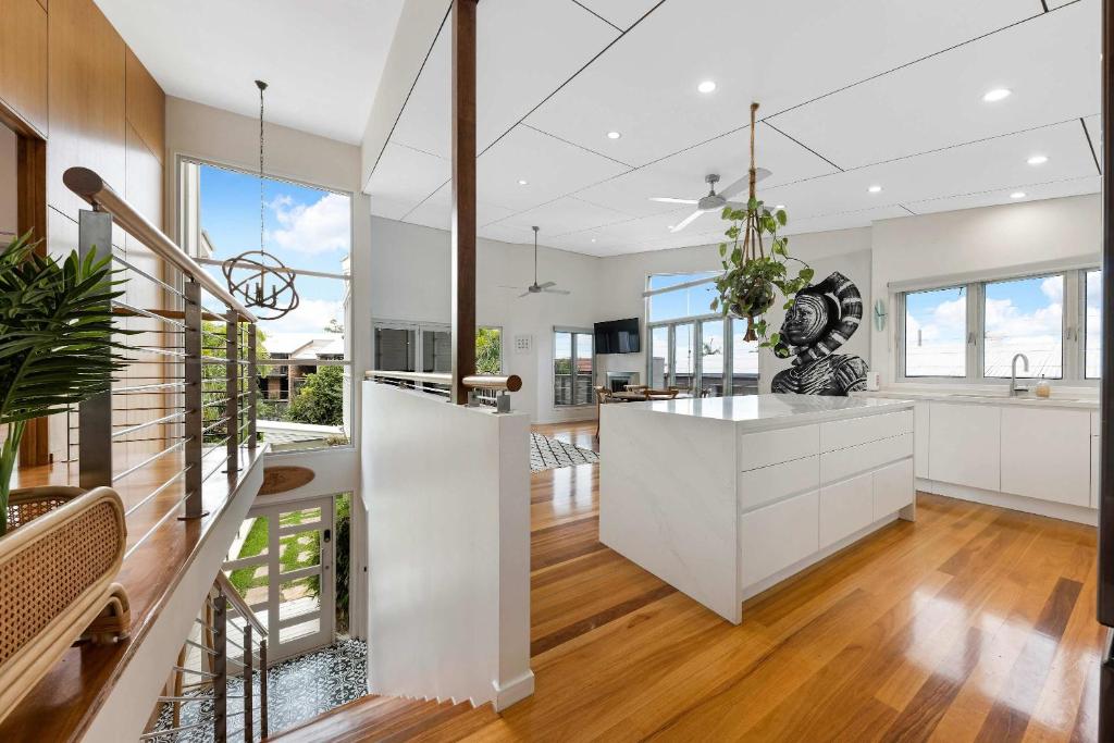 Stunning Alex Heads Beach House - Pet friendly photo 3