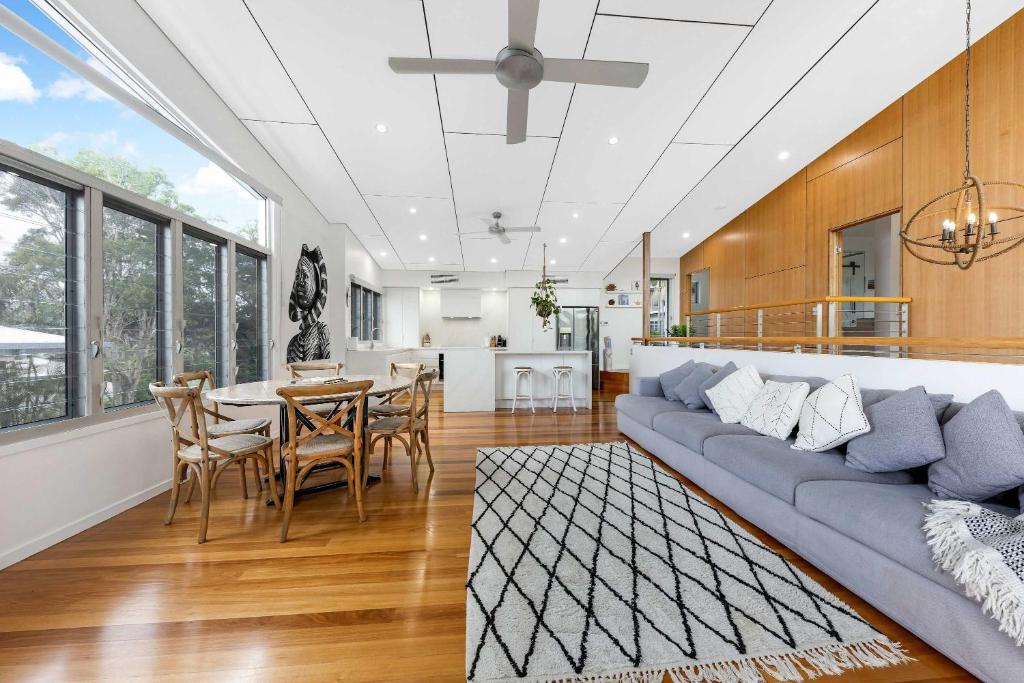 Stunning Alex Heads Beach House - Pet friendly photo 1