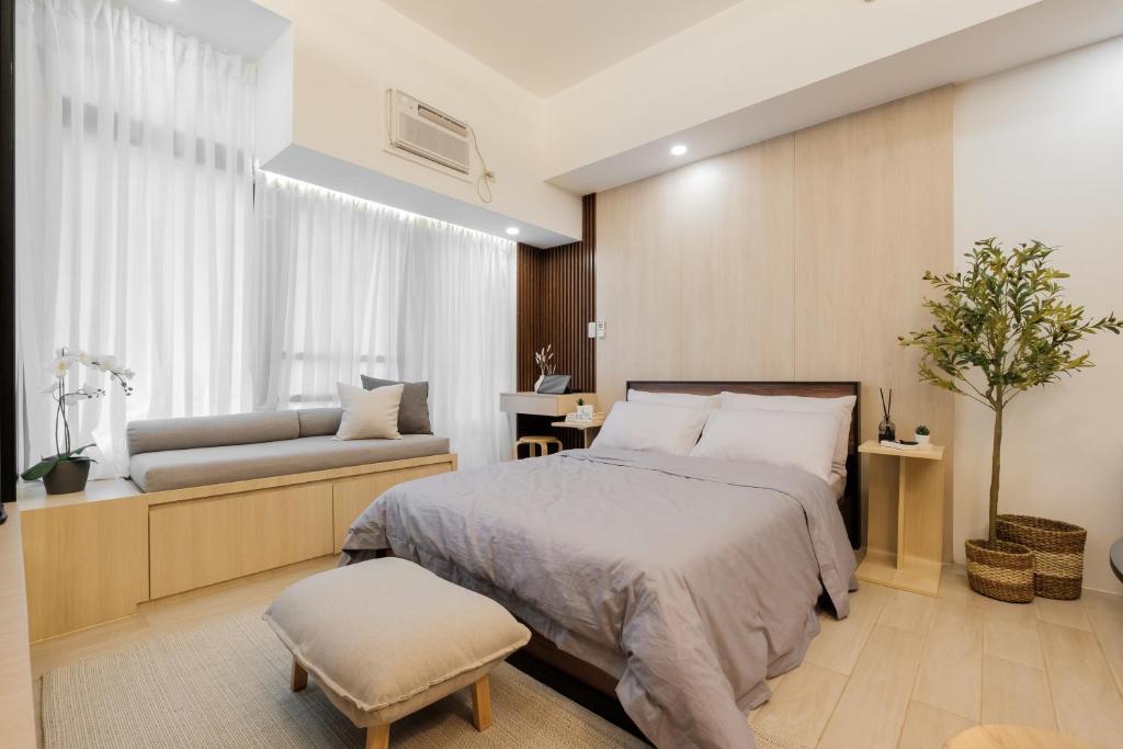 Eastwood City Cozy Designer Studio Long Stay Friendly Walk to Mall, Metro Manila