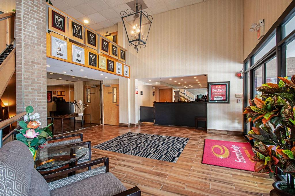 Econo Lodge Metro image