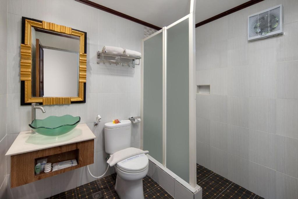 Royal Caravan Hotel Trawas - Tap to explore photos
