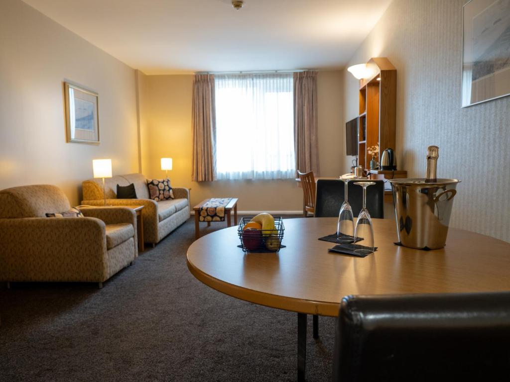 Premier Inn Plymouth - Derriford - Tap to explore photos