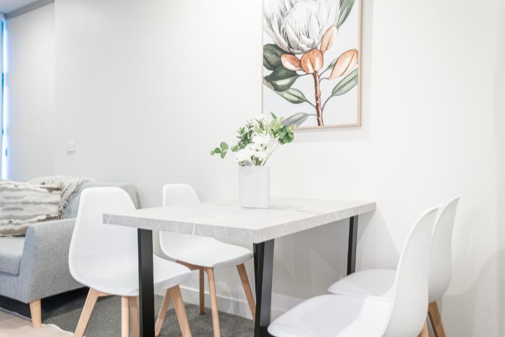 Experience The Heartbeat Of Melbourne Cbd 1br photo 4