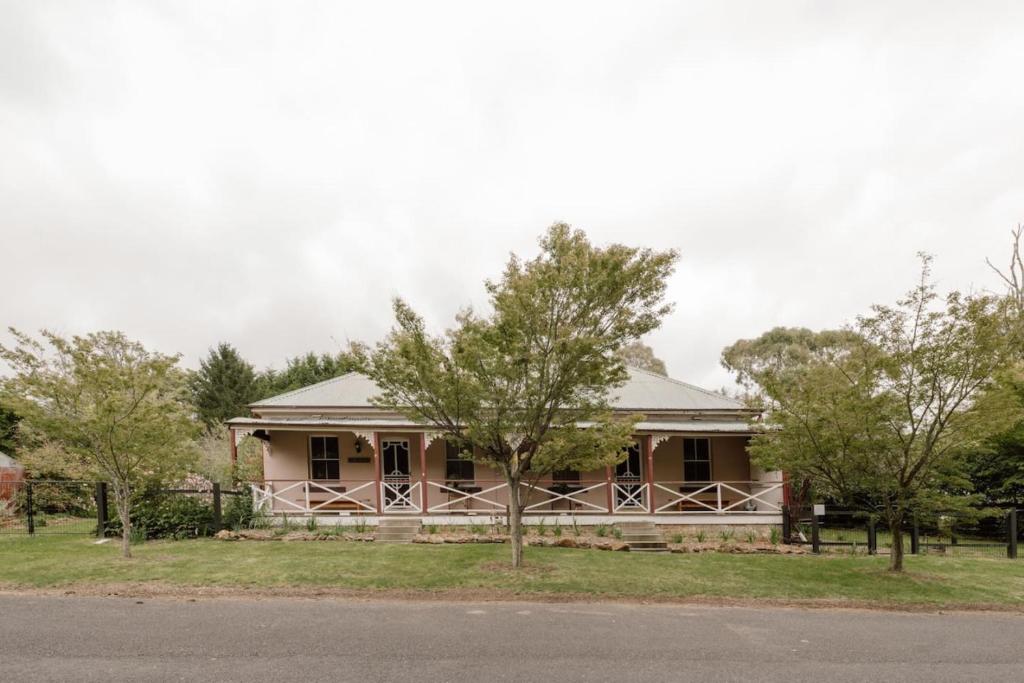 Larsens Cottage 2 - Historic 1880 Home