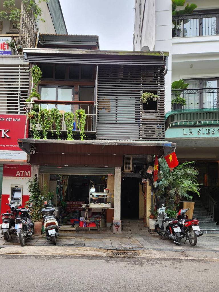 Balcony Street VIEW apartment/ Hanoi OLD Quarter/ Netflix