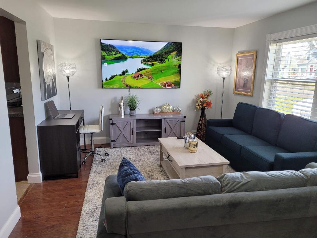 Nice and cozy, house with private parking, yard image