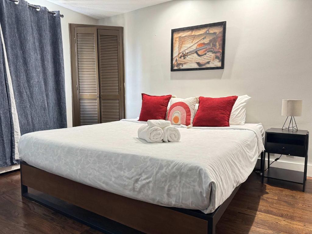 ATL Downtown 2BR King Bed Free Parking LM1702 - Tap to explore photos