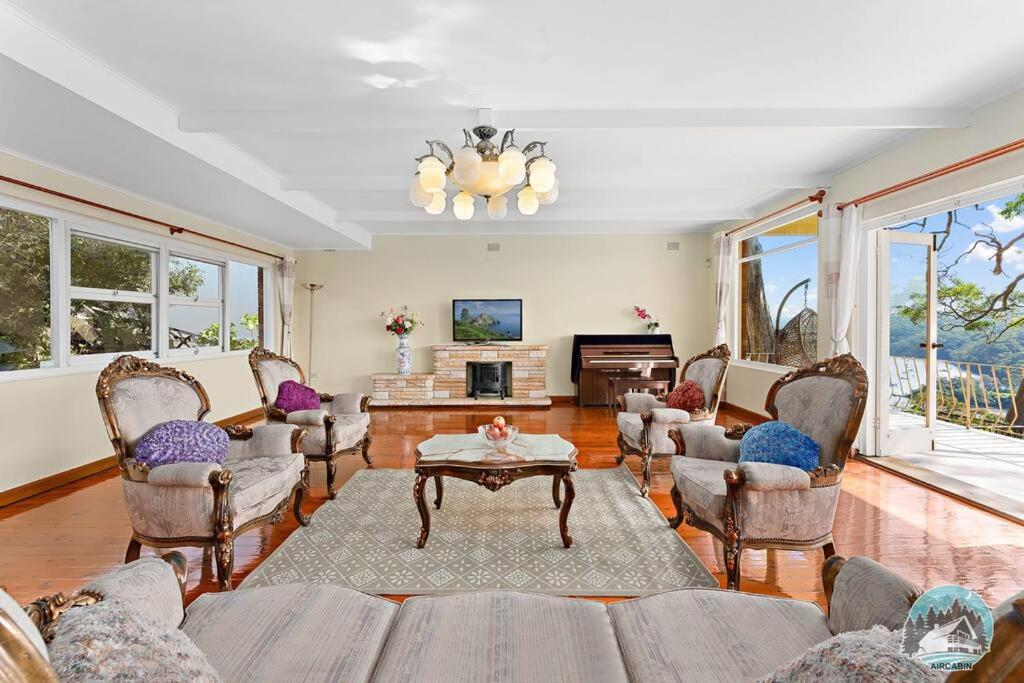 Spacious 4-Bed Home Water Views in Castle Cove