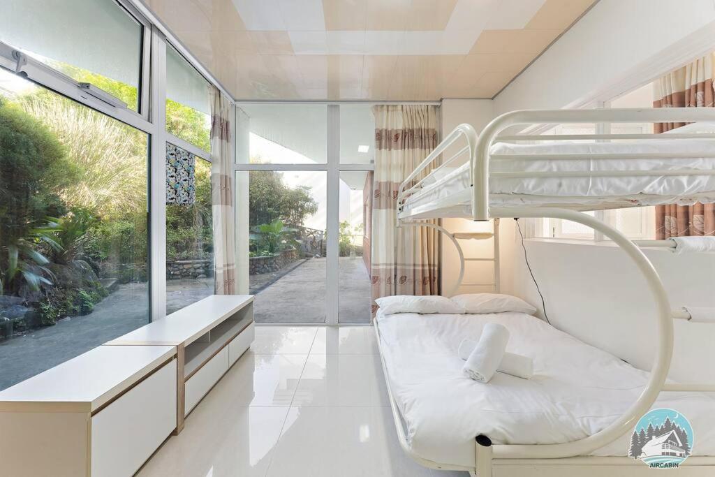 Spacious 4-Bed Home Water Views in Castle Cove photo 4