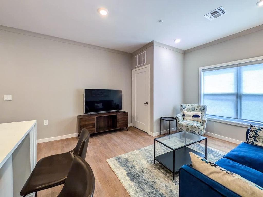 328 Modern 2BR Apt image