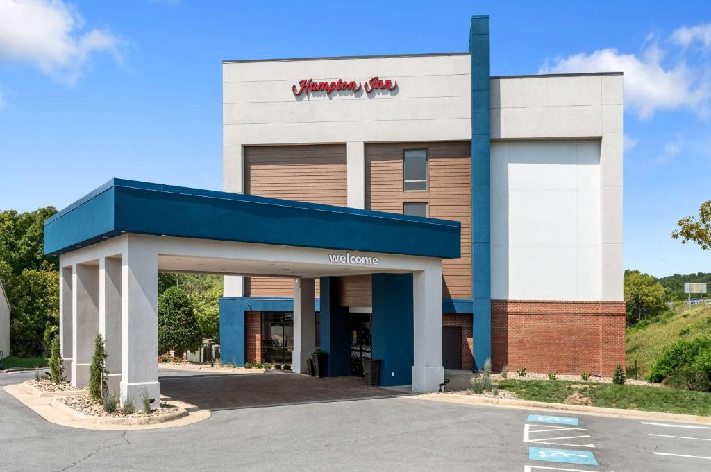 Hampton Inn Front Royal image