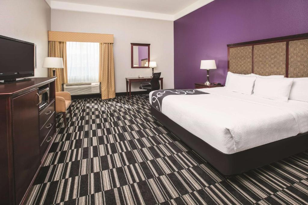 La Quinta Inn & Suites by Wyndham Dallas South-DeSoto image