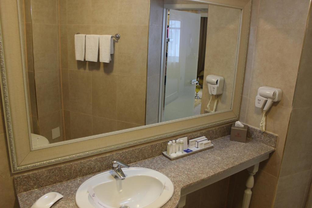 Сьюит (Полулюкс Делюкс), Phoenicia Grand Hotel