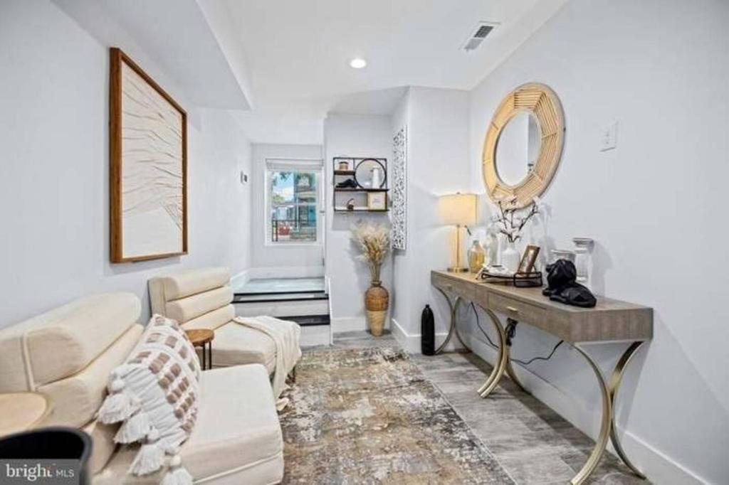 Beautiful 2 bedroom Apt on Morton st Nw image