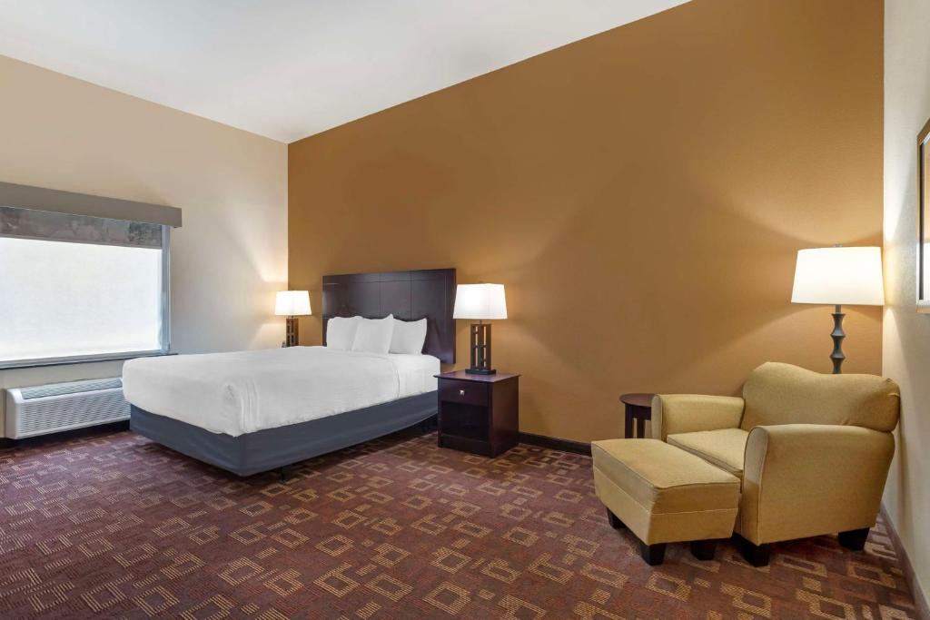 Best Western Plus Goliad Inn & Suites - Tap to explore photos